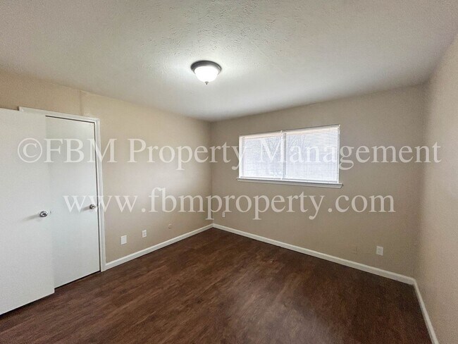 Building Photo - 1211 Old Bardwell Rd