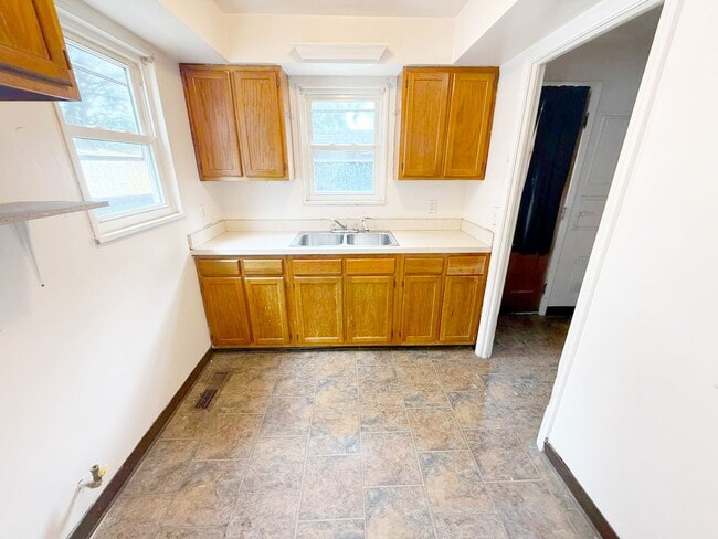 Building Photo - 3 BED 1 BATH SINGLE FAMILY HOME!