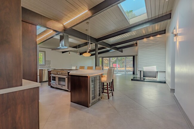 Building Photo - Luxurious Modern Living in the Heart of San Diego with Solar!