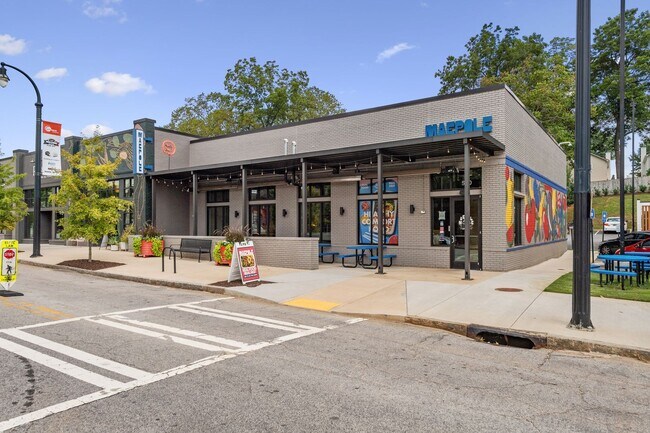 Building Photo - Designer Townhome Walking Distance to Summ...