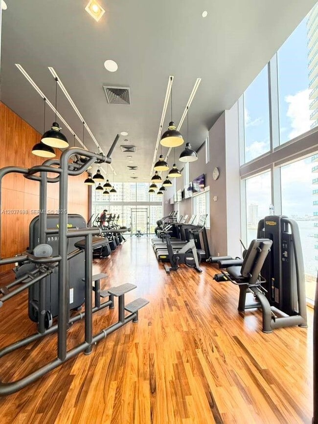 Building Photo - 1300 Brickell Bay Dr