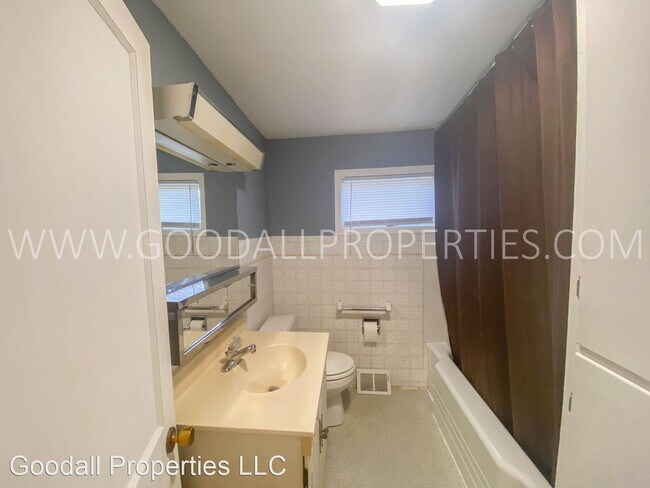 Building Photo - 2 br, 1.5 bath House - 202 S 11th St