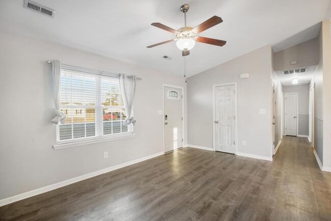 Building Photo - Adorable Richlands Home!