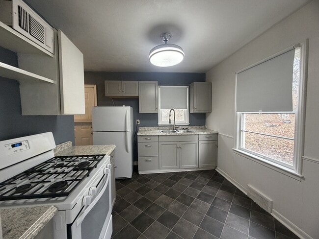 Building Photo - 1815 E 74 Terrace