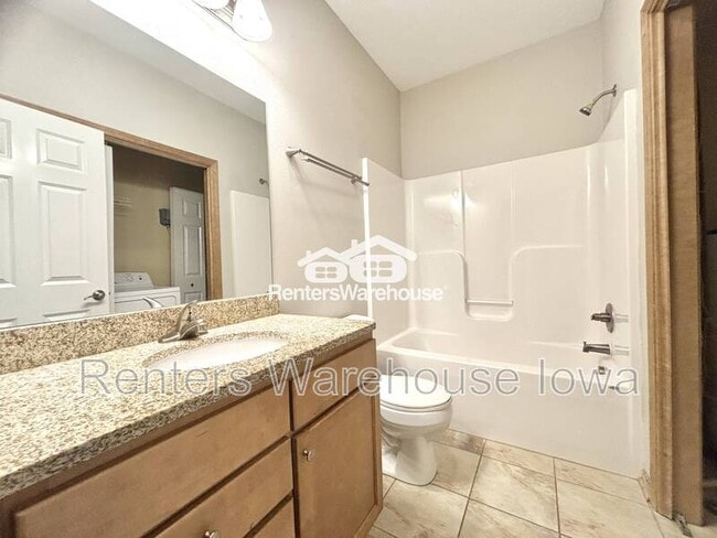 Building Photo - 2000 Meadow Ct