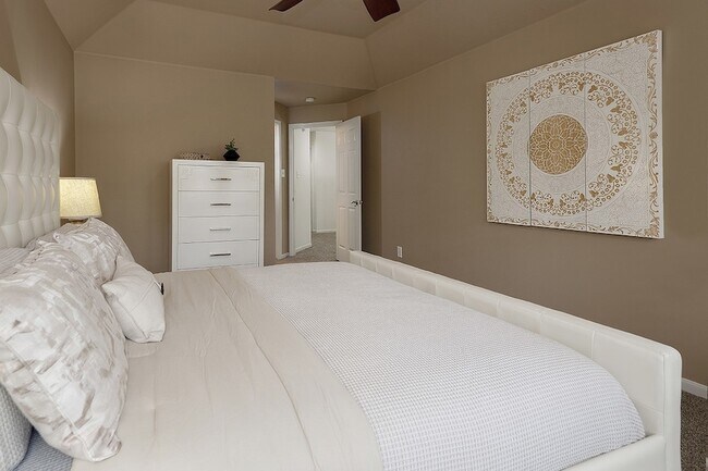 Building Photo - 110 N Valley Oaks Cir