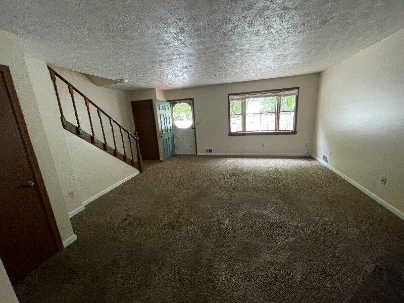 Building Photo - 1352 Red Tail Hawk Dr