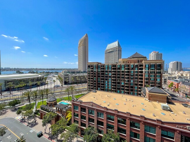 Building Photo - Furnished condo in the heart of San Diego ...