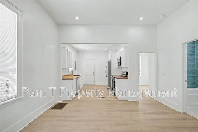 Building Photo - 615 W 39th St