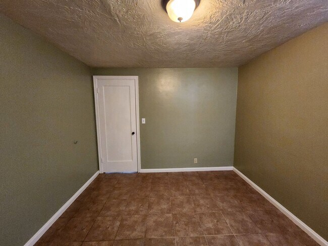 Building Photo - Upstairs Apartment Above Holly Market