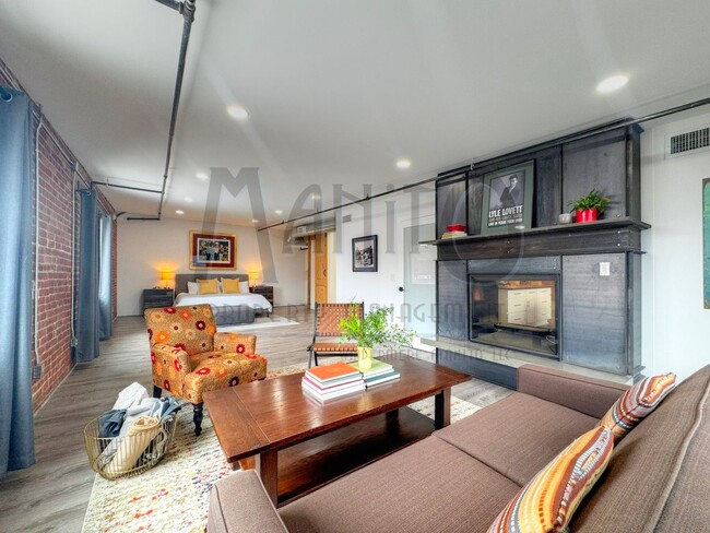 Building Photo - Stunning & Spacious Penthouse Condo