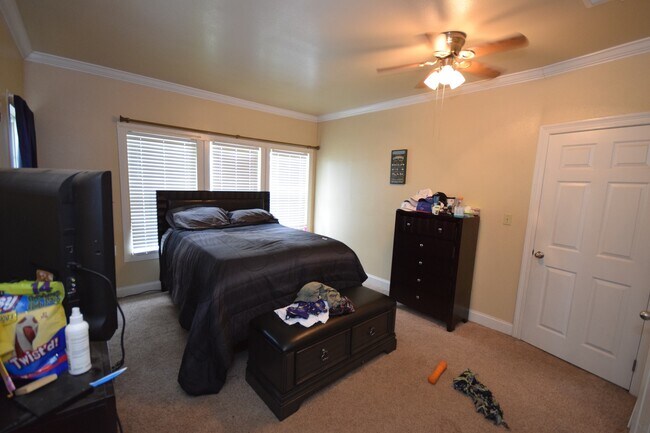 Building Photo - 4 Bed 2 Bath Home Centrally Located!