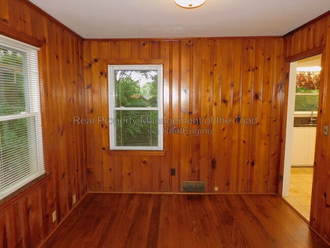 Building Photo - 715 S Hawthorne Rd