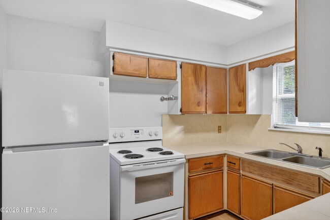 Building Photo - 7248 Stonehurst Rd N