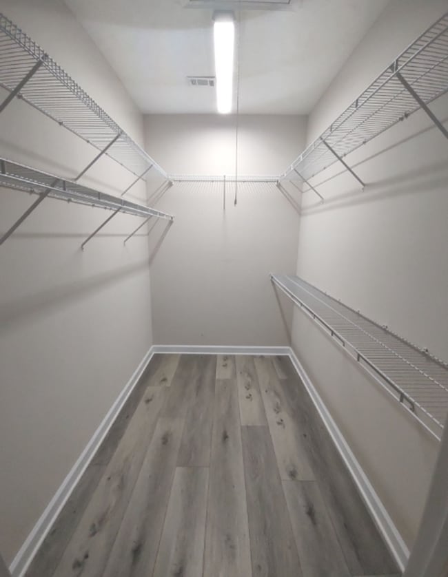 Building Photo - SPACIOUS WATERFRONT 3 bed/3.5 bath with loft/flex space