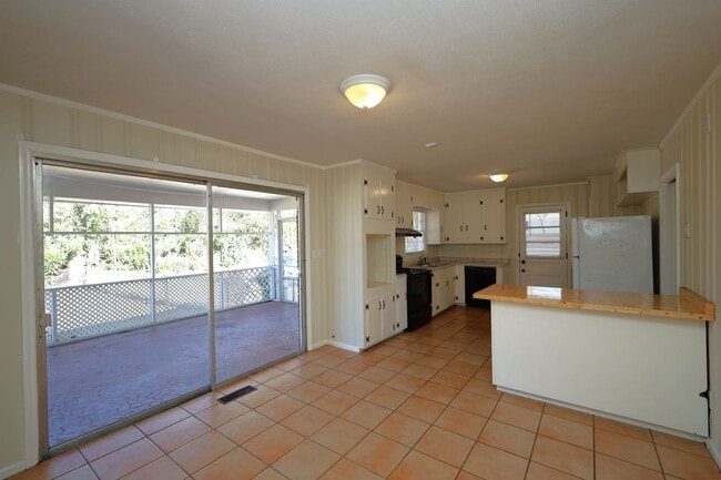 Building Photo - 1200 Dellwood Dr