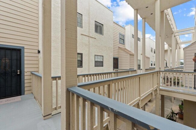 Building Photo - 270 Dahlia Ave