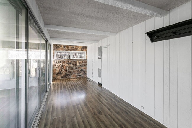 Building Photo - 836 W Everett Rd