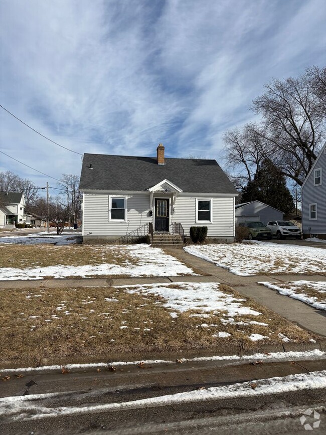 Building Photo - Check out this remodeled 4 bedroom house