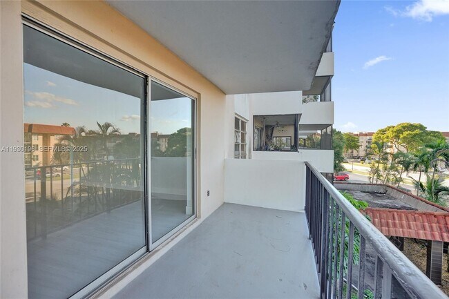 Building Photo - 4164 Inverrary Dr