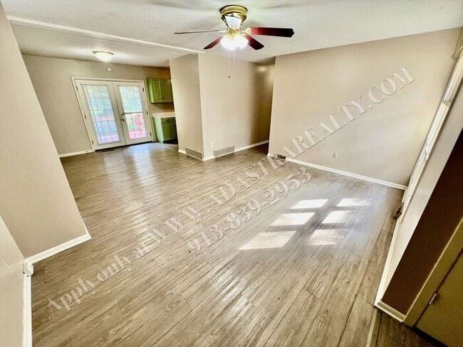 Building Photo - MOVE IN SPECIAL!! Spacious Shawnee Duplex-...