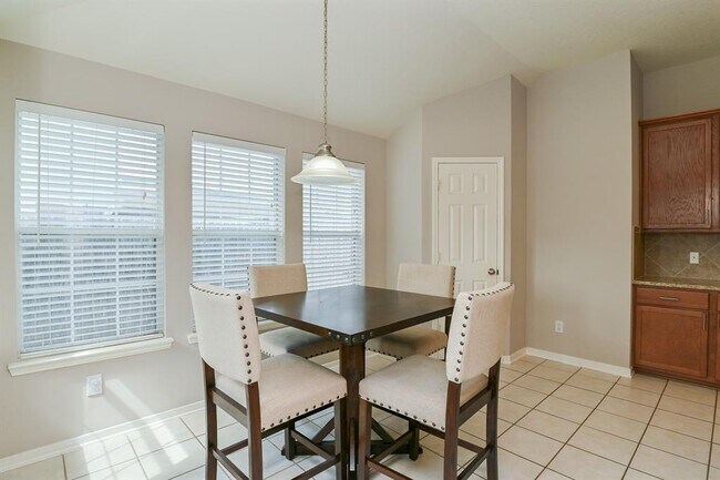 Building Photo - 7002 Bossut Dr