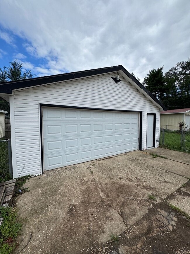 Building Photo - Two Bedroom One Bathroom Home in Machesney...