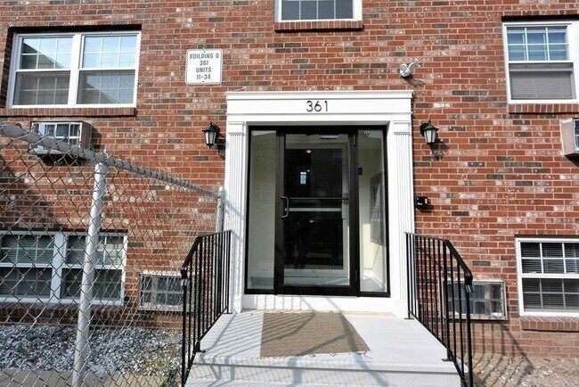 Building Photo - 361 Hildreth St