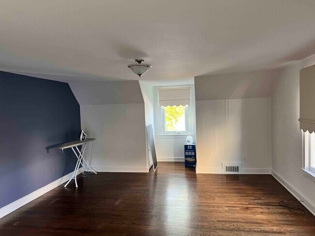 Building Photo - 83 Cedar Lake Rd E