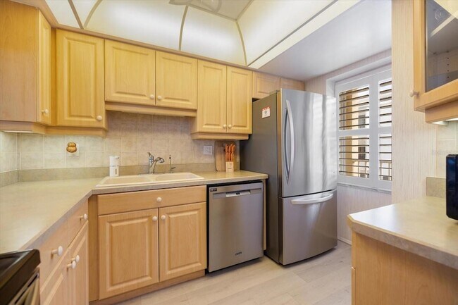 Building Photo - 1400 Tarpon Center Dr