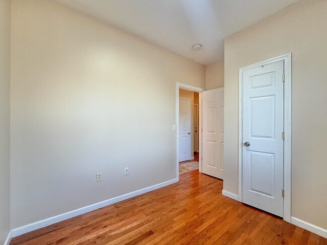 Building Photo - 247 Winfield Ave