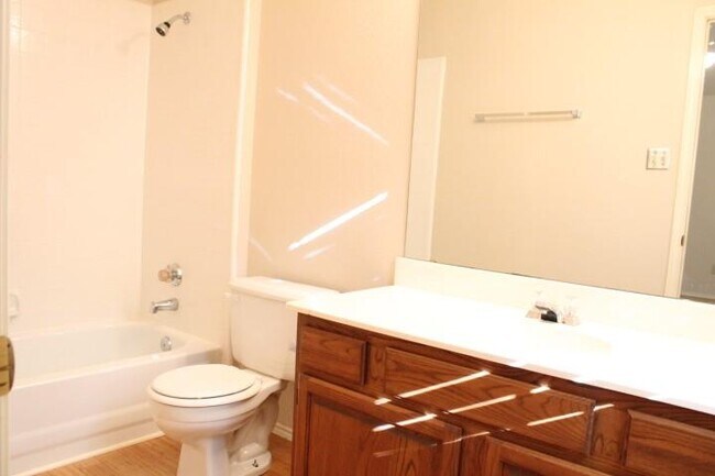 Building Photo - 1013 Stone Gate Dr