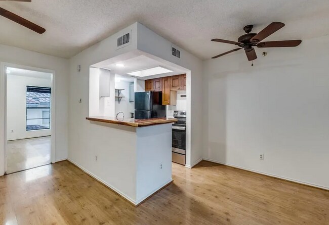 Building Photo - 5916 Gaston Ave