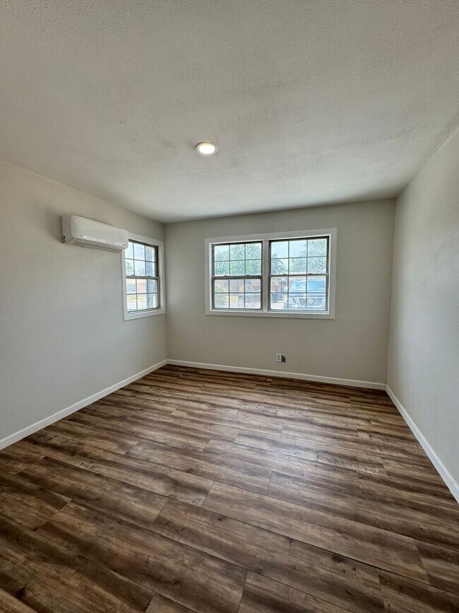 Building Photo - MOVE IN SPECIAL 4 Bedroom 2 bath