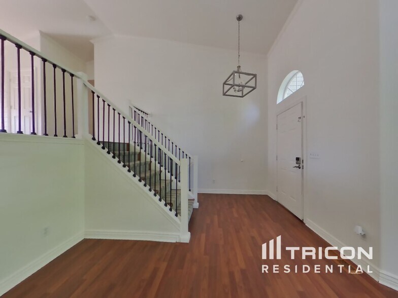 Building Photo - 2262 2940 W