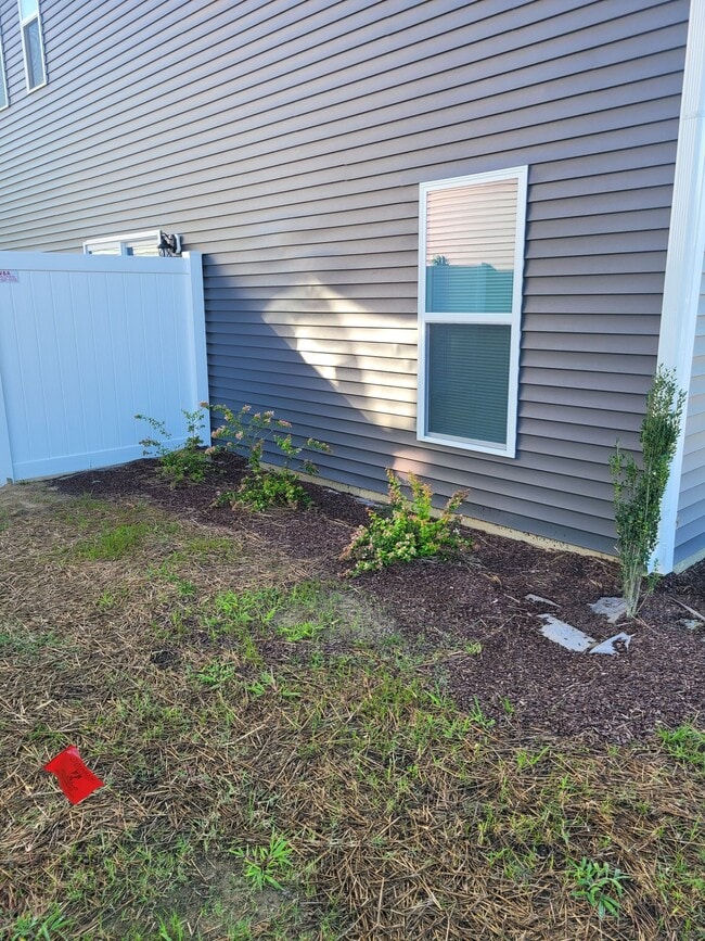 Building Photo - 2 Bedroom, 2.5 Bath Modern Duplex - Walkin...