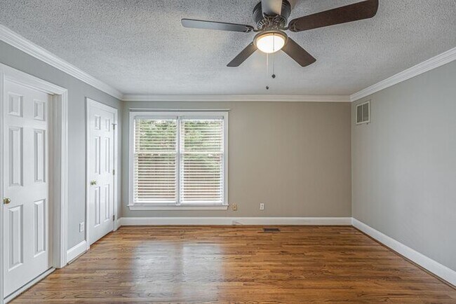 Building Photo - NW Large Updated Home! LR, DR, Den, FP, Ha...