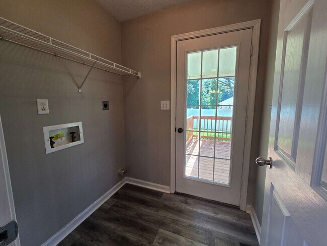 Building Photo - 460 Caney Ln