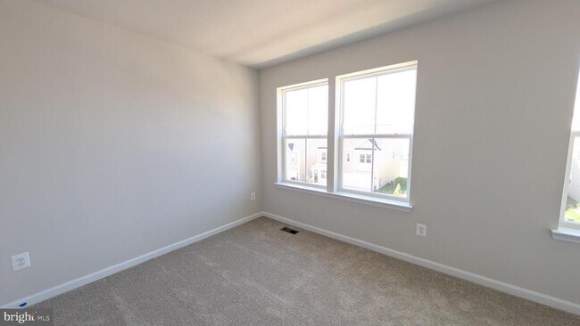 Building Photo - 413 SILVER BIRCH Dr