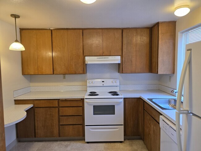 Building Photo - 2022 E 6th St