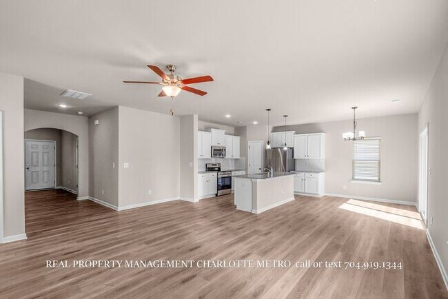 Building Photo - Stunning 4-bedroom, 2.5-bathroom home located in the vibrant city of Charlotte, NC.