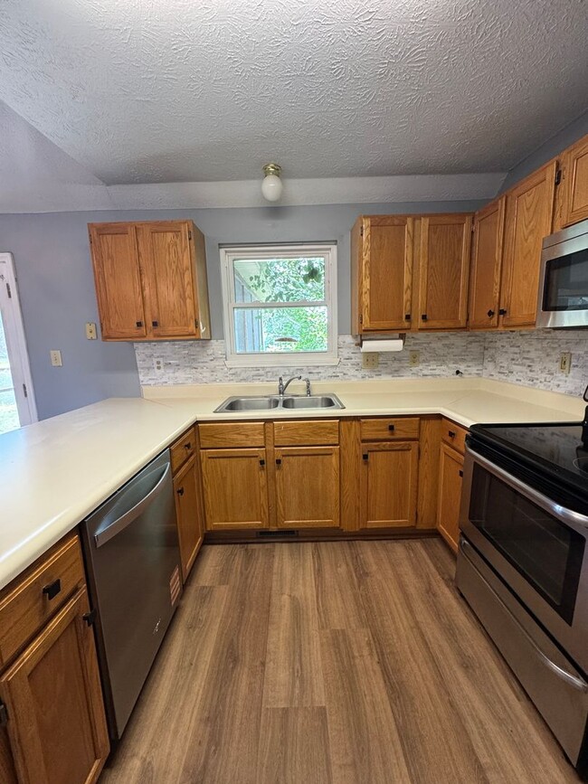 Building Photo - 1049 Mustang Ct
