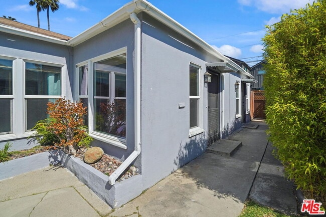 Building Photo - 216 6th Ave