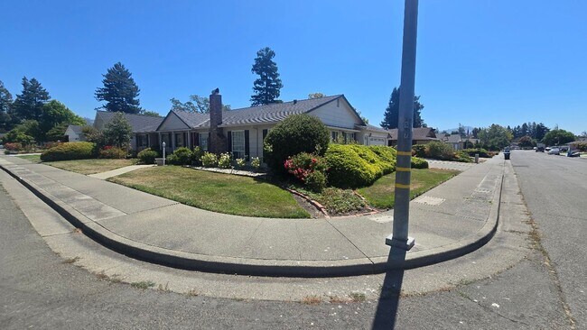 Building Photo - Unique Opportunity for a Freshly Updated H...