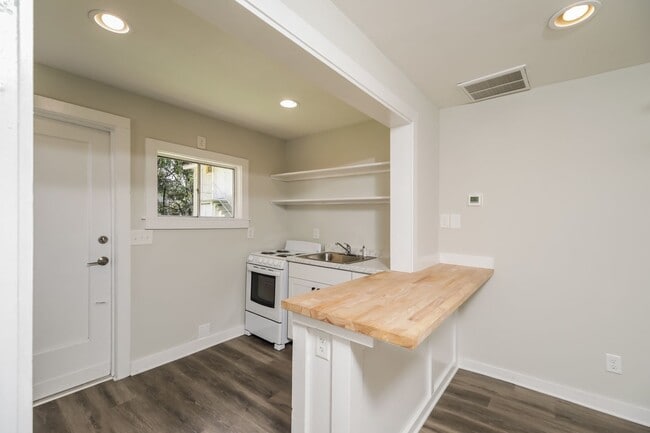 Building Photo - 1 bedroom / 1 bath ~ Just Renovated & Move...