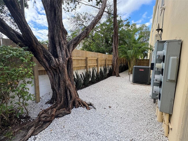 Building Photo - 630 SE 15th St