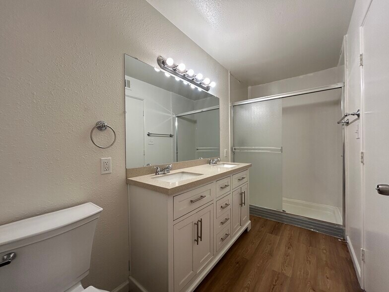 Building Photo - 4740 W Rose Ln