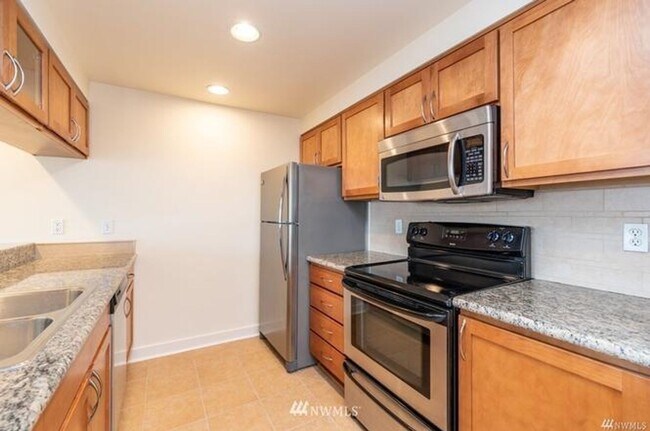 Building Photo - *** RENT SPECIAL 50% off MAY RENT*** Beautiful & Spacious Condo in the Heart of Tacoma