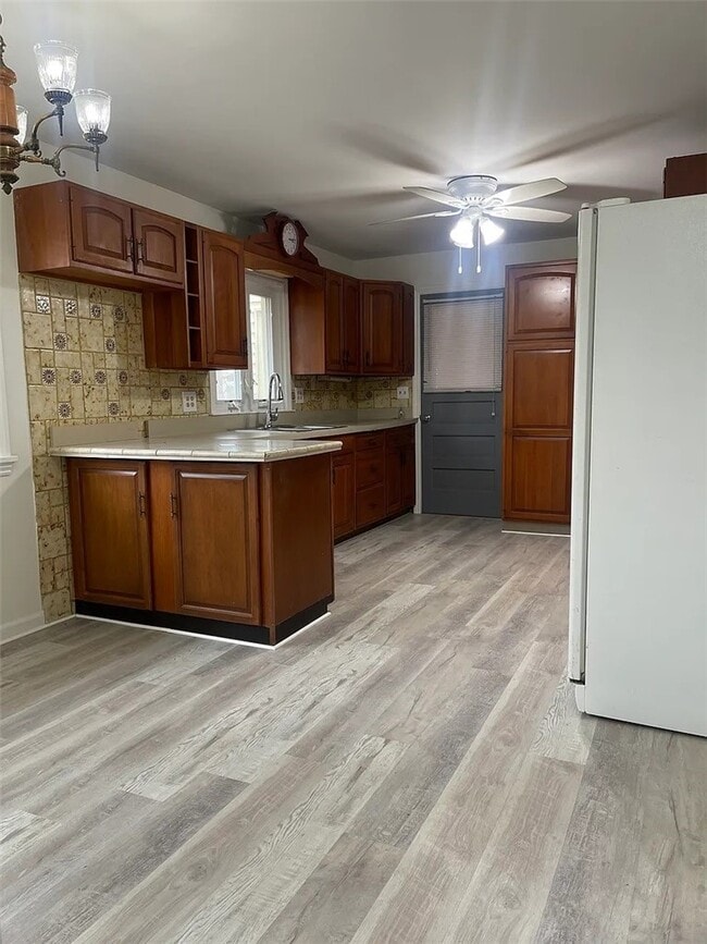 Building Photo - 705 Roosevelt Rd