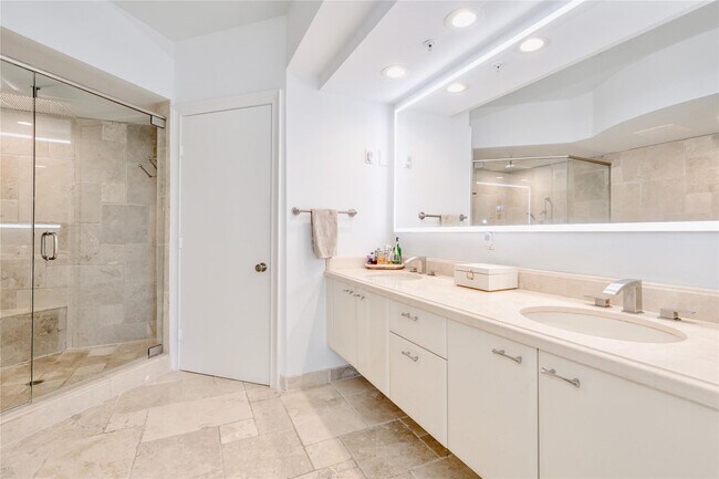 Building Photo - 333 Las Olas Way